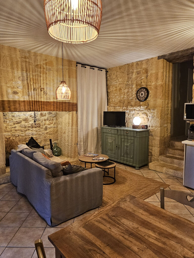 Intérieur du gîte La Ruche proche de Sarlat – séjour